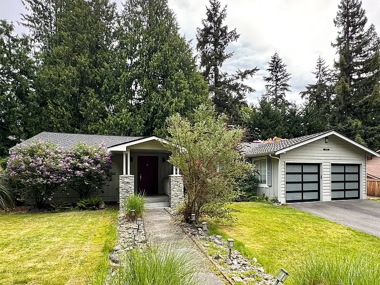 11044 111th Ave NE in Kirkland, WA - Building Photo