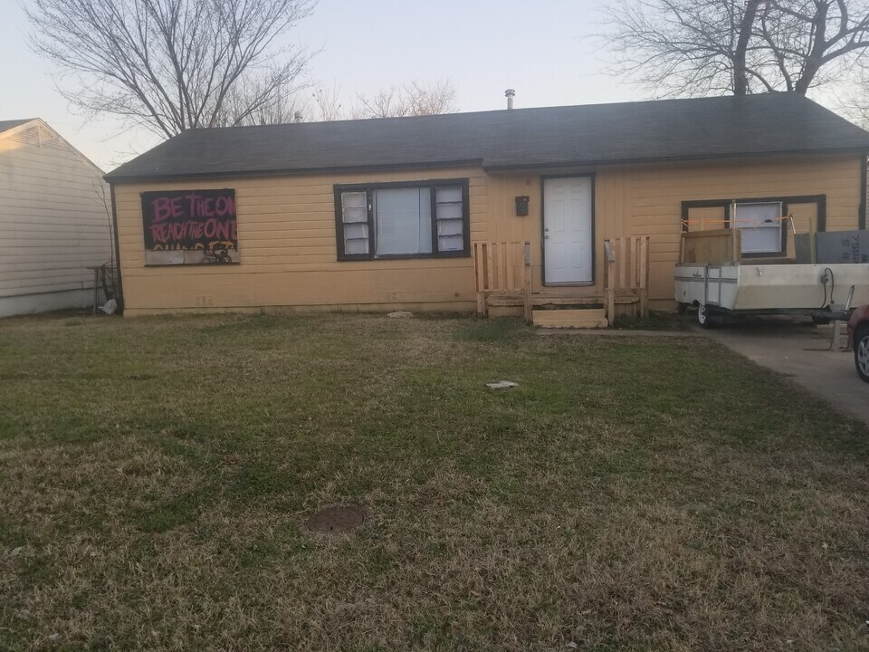230 e 52nd pl n in Tulsa, OK - Foto de edificio