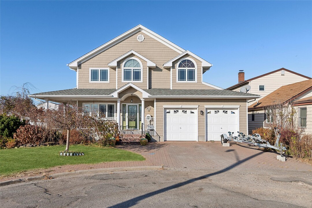 4 Quebec Rd in Island Park, NY - Building Photo