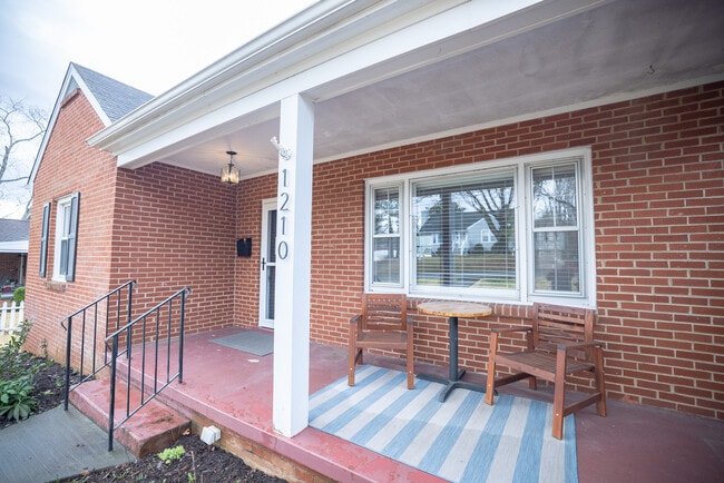 1210 Mowbray Pl in Charlottesville, VA - Building Photo - Building Photo