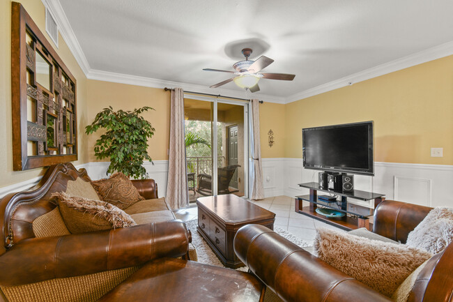 6450 Emerald Dunes Dr, Unit 304 in West Palm Beach, FL - Foto de edificio - Building Photo