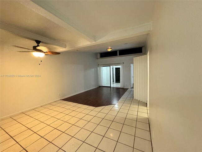 8773 Shadow Wood Blvd in Coral Springs, FL - Building Photo - Building Photo