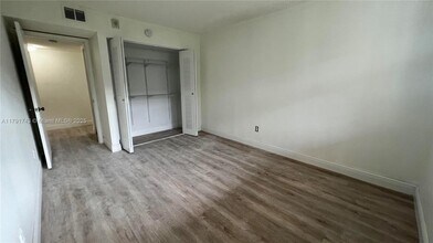 20860 San Simeon Way in Miami, FL - Building Photo - Building Photo