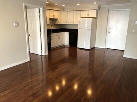 915 Edgell Rd, Unit 73 in Framingham, MA - Building Photo