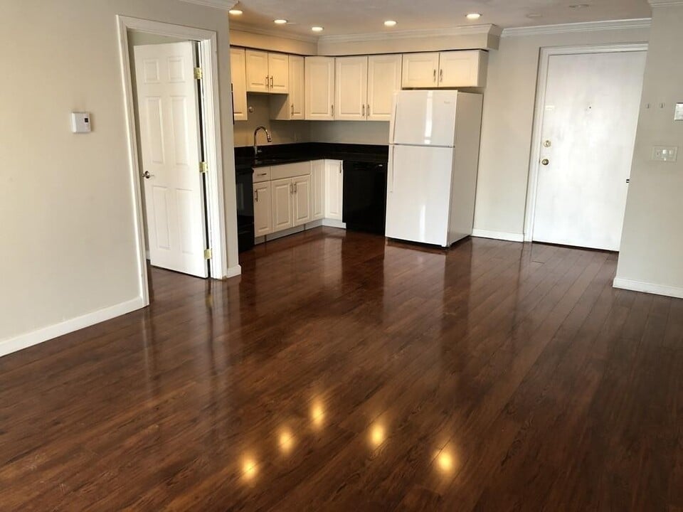 915 Edgell Rd, Unit 73 in Framingham, MA - Building Photo