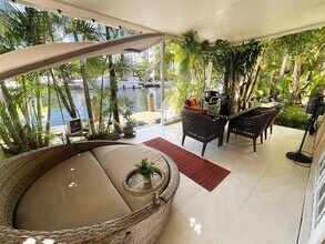 3756 NE 167th St in North Miami Beach, FL - Foto de edificio - Building Photo