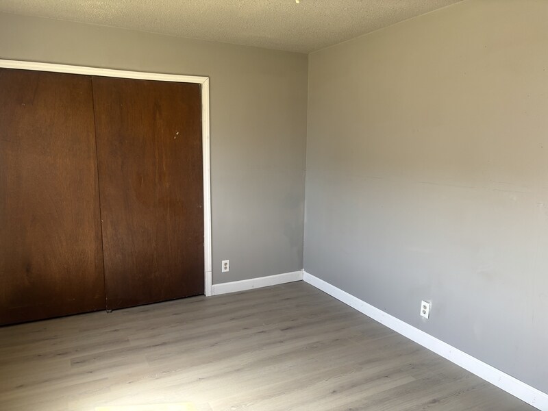 325 Clymer Rd in Hiawatha, IA - Building Photo
