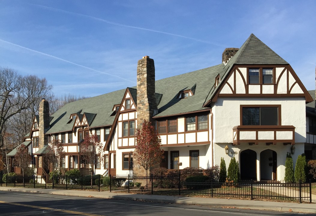 Westbridge Manor in Darien, CT - Building Photo