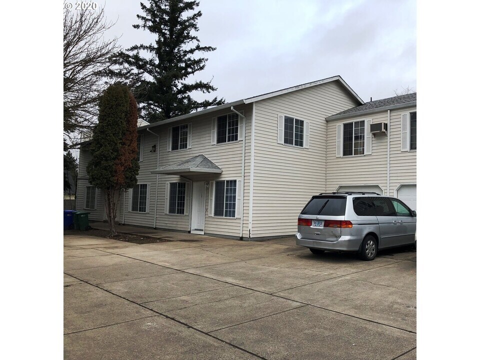 16049 SE Caruthers St, Unit 4 in Portland, OR - Building Photo