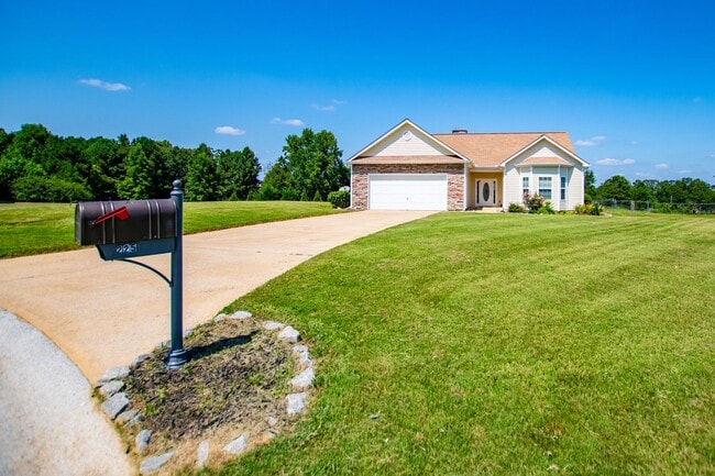 225 Polar Ln in Carrollton, GA - Building Photo - Building Photo