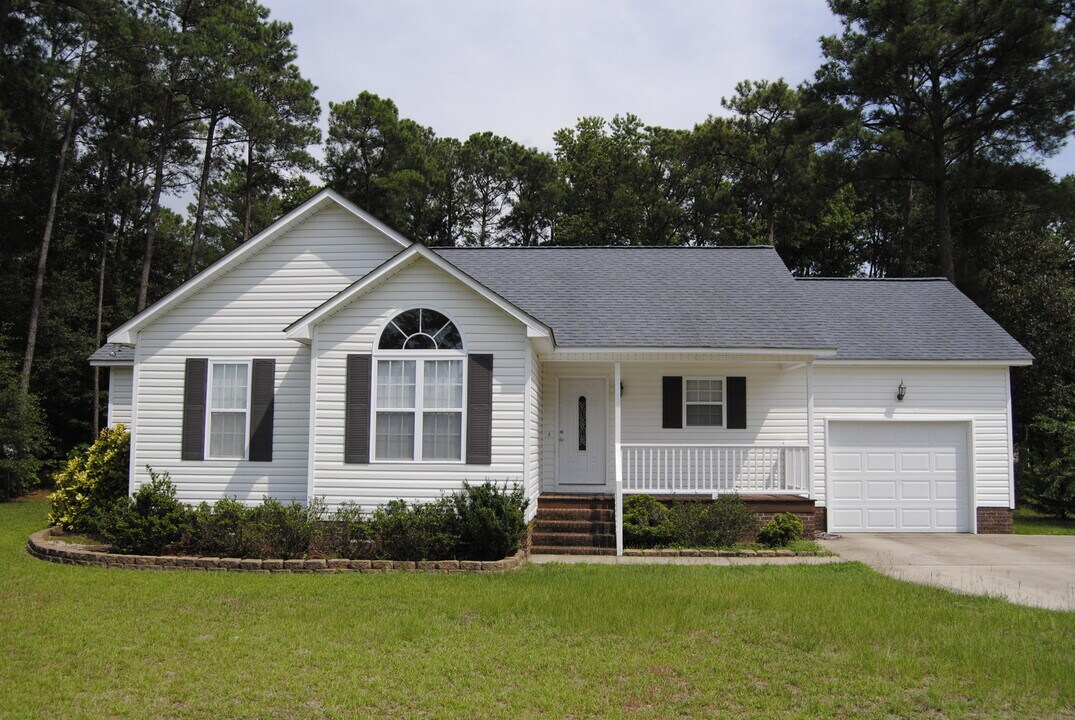 102 Maryland Dr in La Grange, NC - Building Photo