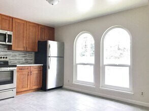 1225 Clinton St in Redwood City, CA - Building Photo - Building Photo