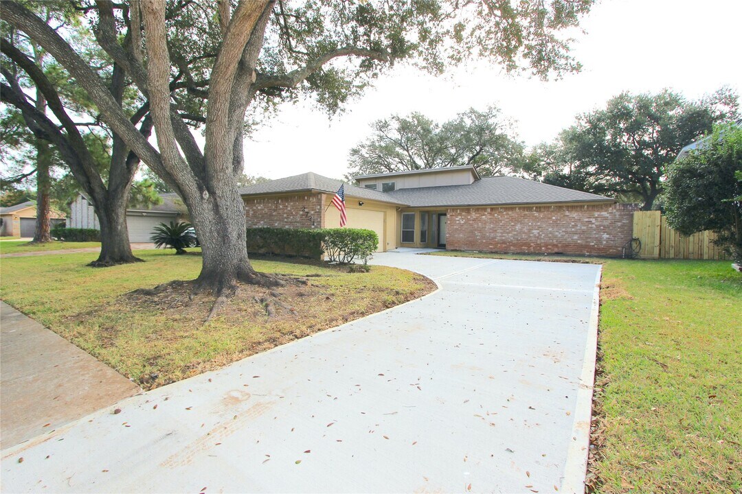2731 Colony Dr in Sugar Land, TX - Building Photo