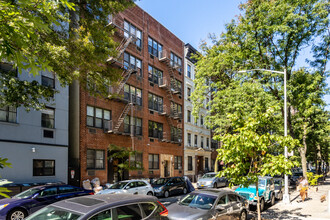 334 E 90th St in New York, NY - Building Photo - Building Photo