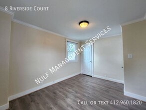 8 Riverside Ct in Blawnox, PA - Building Photo - Building Photo