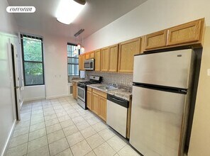 320 W 47th St in New York, NY - Building Photo - Building Photo