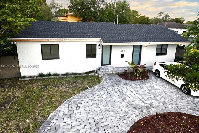 1526 SW 65th Ave in Miami, FL - Building Photo - Building Photo