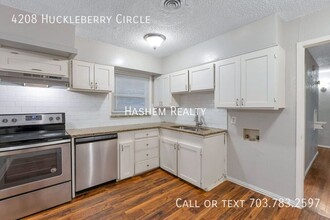 4208 Huckleberry Cir in Dallas, TX - Building Photo - Building Photo