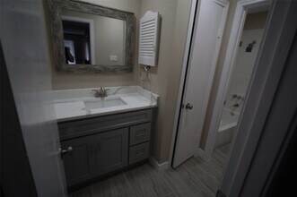 8581 Sands Point Dr in Houston, TX - Foto de edificio - Building Photo