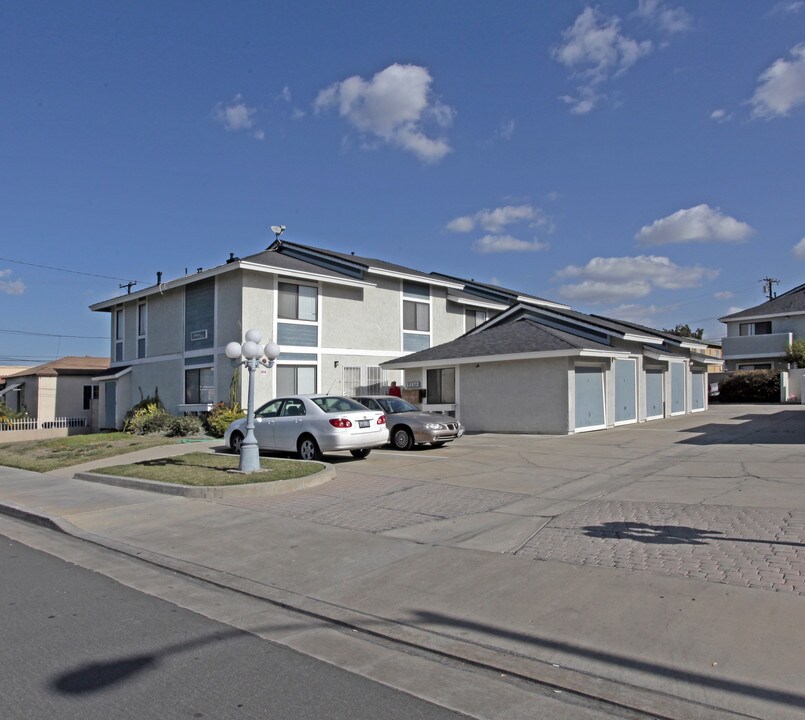 Bonnie Lou in Westminster, CA - Foto de edificio