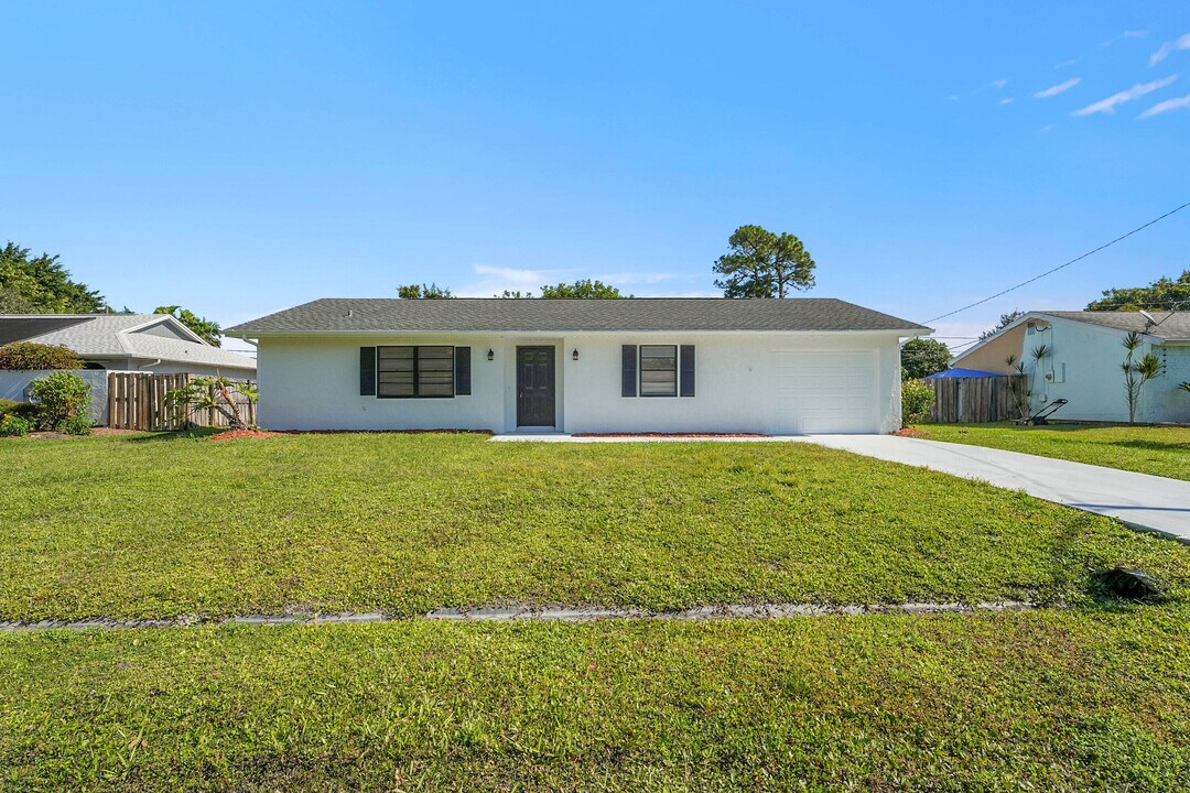 2251 SE Holland St in Port St. Lucie, FL - Building Photo