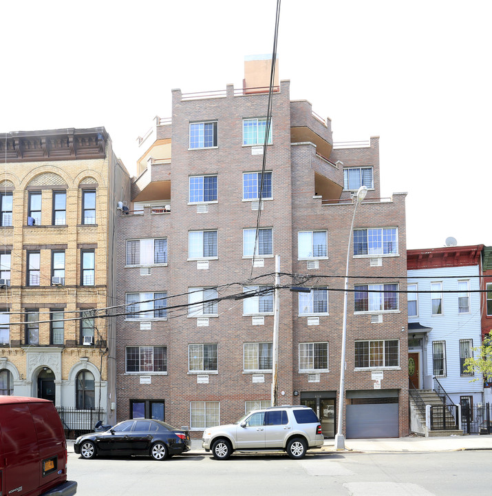 450 E 144th St in Bronx, NY - Building Photo