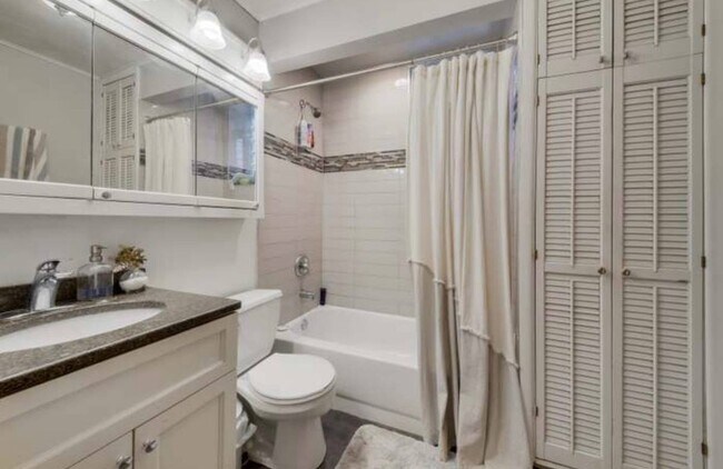 1031 W Wolfram St, Unit #1 in Chicago, IL - Building Photo - Building Photo