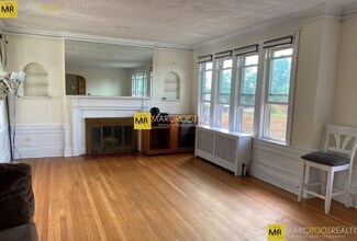 28 Manet Rd, Unit 1 in Chestnut Hill, MA - Foto de edificio - Building Photo