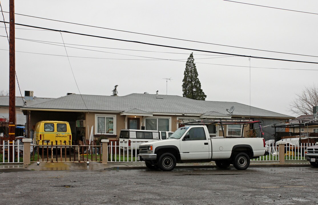 661-665 Spruce St in Turlock, CA - Foto de edificio