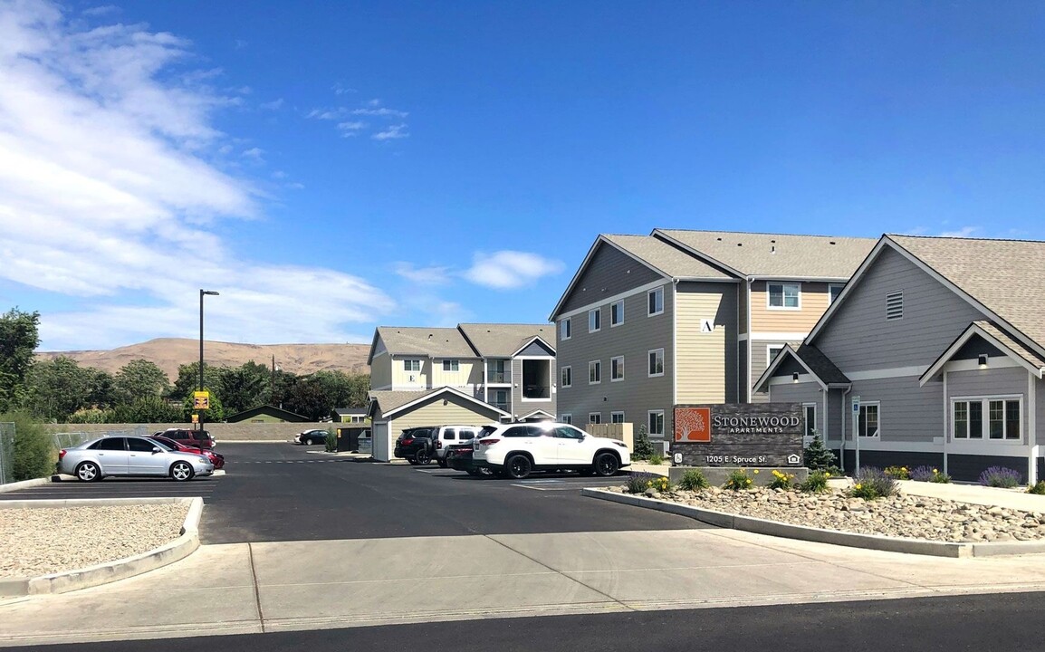 Stonewood Apartments in Yakima, WA - Building Photo