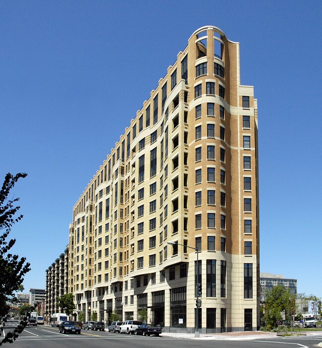 400 Massachusetts Ave NW in Washington, DC - Building Photo - Building Photo