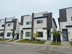 8218 Casa Verde Rd in Laredo, TX - Building Photo