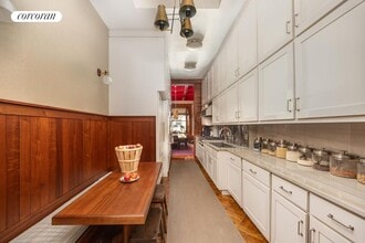 22 W 70th St in New York, NY - Building Photo - Building Photo