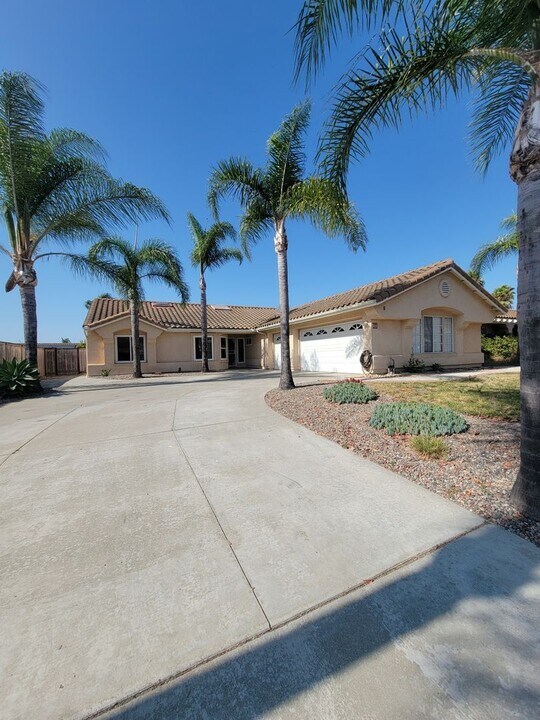 54 Avenida Descanso in Oceanside, CA - Building Photo