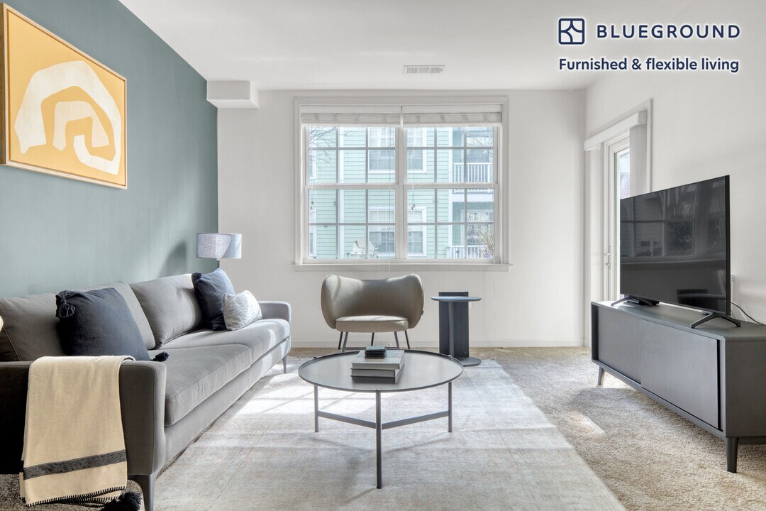 925 N Garfield St, Unit FL2-ID516 in Arlington, VA - Building Photo