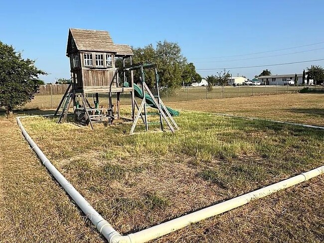 116 Crestview Dr in Liberty Hill, TX - Building Photo - Building Photo