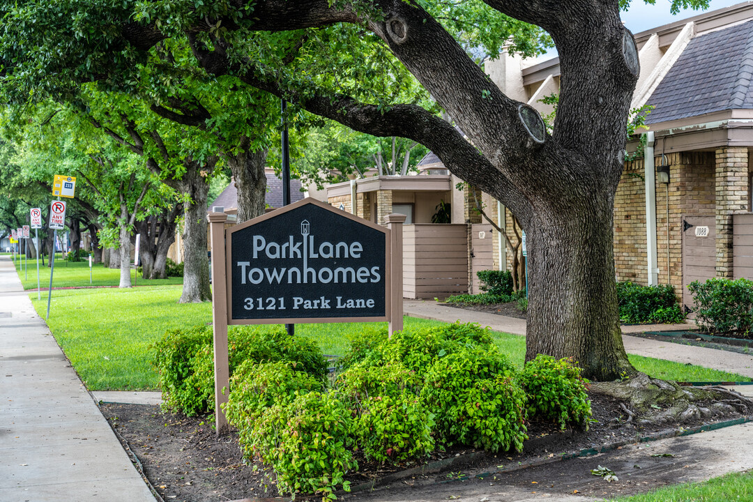 Park Lane Townhomes in Dallas, TX - Building Photo