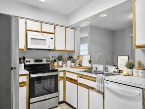 2044 Finland Dr in Spring Hill, FL - Building Photo - Building Photo