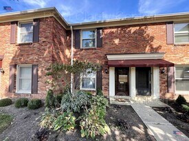 996 Chatham Ln in Columbus, OH - Building Photo