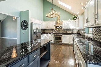 810 Clarendon Ln in Aurora, IL - Building Photo - Building Photo