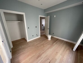 130 Cross St, Unit 4 in Somerville, MA - Foto de edificio - Building Photo