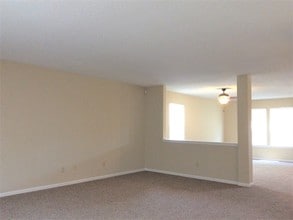 5696 N Jamestown Dr in McCordsville, IN - Foto de edificio - Building Photo