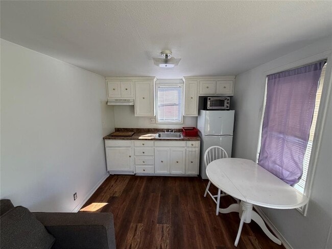 2409 Sanders Ln in Austin, TX - Building Photo - Building Photo