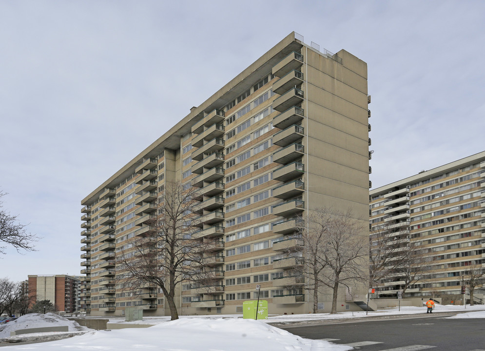 Village Grand in Montréal, QC - Building Photo