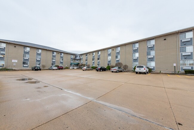 3305 Sunset Ave, Unit 114 in Waukegan, IL - Building Photo - Building Photo