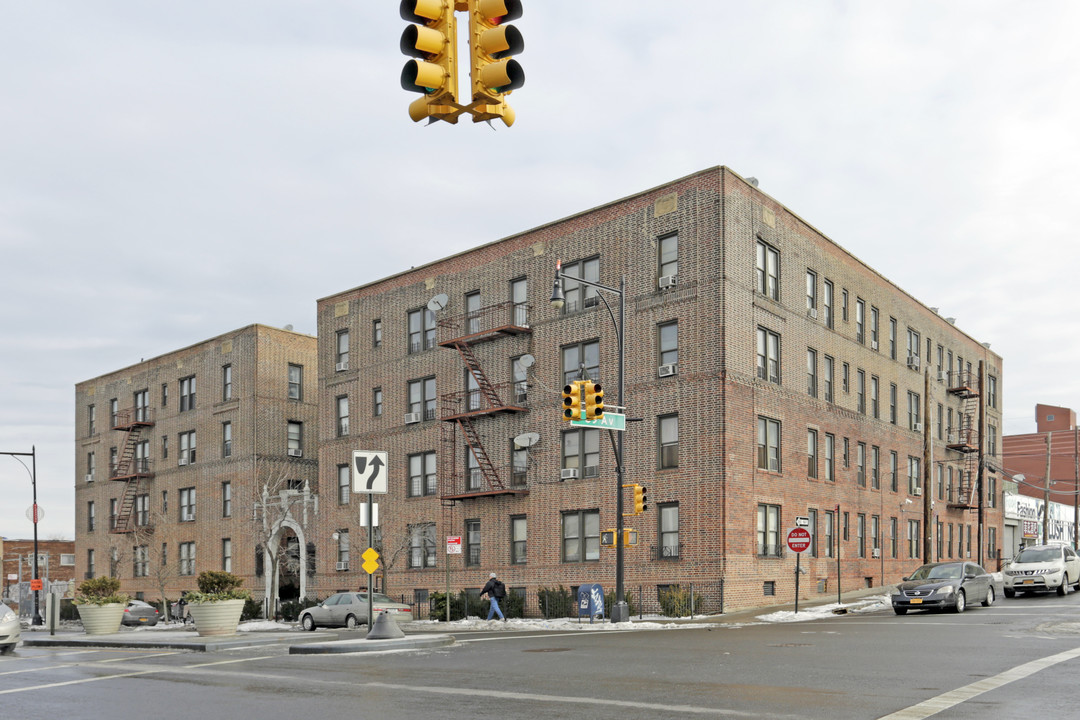 37-33 College Point Boulevard in Flushing, NY - Foto de edificio