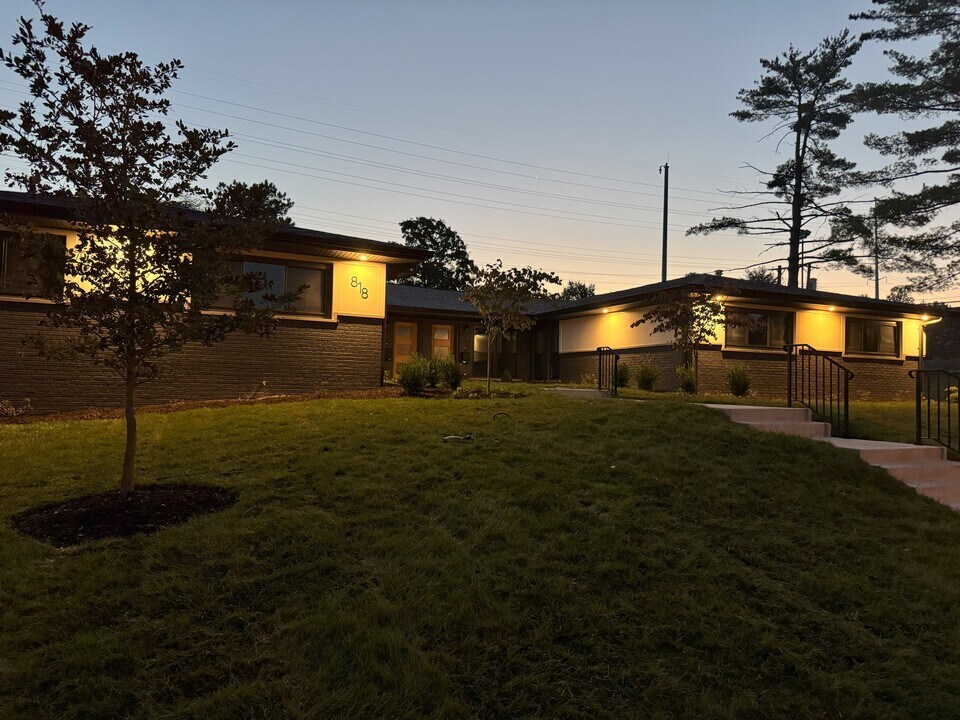 820 Francis Pl in Clayton, MO - Building Photo