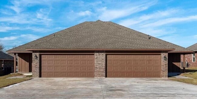 property at 1305 E Ash St