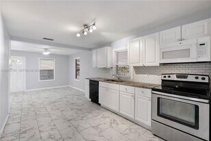 901 NE 38th St, Unit 1 in Oakland Park, FL - Building Photo