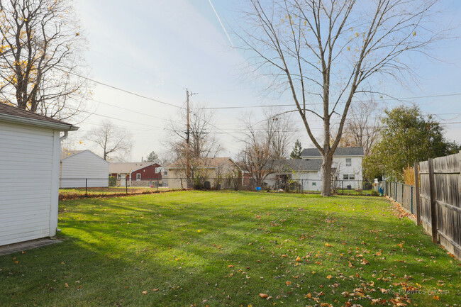 52 N Emerald Ave in Mundelein, IL - Foto de edificio - Building Photo